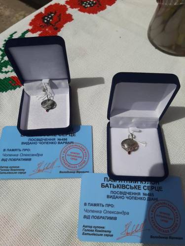 Павло Жебрівський монетизує пам’ять загиблих воїнів через кулони «Батьківське серце»