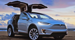 Київський комунальник подарував дружині з МВС Tesla за 1,2 млн: розкіш на тлі скромних доходів