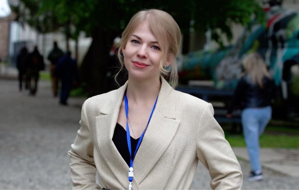 Посадовець Мінрозвитку Олександр Звездін та його дружина отримують від родичів дорогі подарунки у вигляді квартир і автомобілів