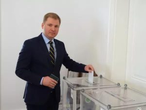 Мільйони кешем, елітні квартири та Audi Q8: зять екснардепа Домбровського йде у заступники міністра