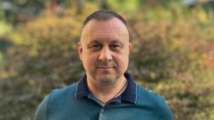 Детектив БЕБ Максим Асланов ховає мільйони: елітні Mercedes на дружину-співачку, незадекларований маєток під Києвом і борг на 3,65 млн