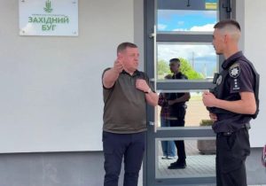 Зухвалість у присутності правоохоронців: муніципальний обранець Микола Юнак відібрав та знищив смартфон медійниці у Володимирі