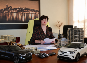 Елітні авто «в подарунок» родичам та квартира в Києві: як елітна податківиця Полтавщини намагається сховати мільйонні статки від конфіскації