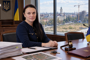 Комунальна земля за безцінь: як депутатка від «Слуги народу» розіграла ласий шматок у центрі Кропивницького із директором сімейної фірми