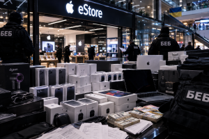 Мільйонний сірий імпорт Apple: БЕБ арештувало партію техніки в магазині eStore у ТЦ «Глобус»