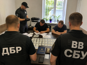 Торгівля кордоном на спецномерах: ДБР спіймало працівників СБУ Закарпаття на схемі ухилення від мобілізації за $33 000