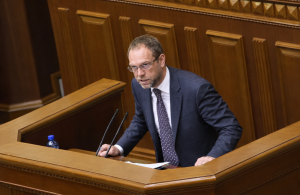 Законодавчий «парашут» для корупціонерів: чому ініціативи Сергія Власенка та «Батьківщини» лякають антикорупціонерів